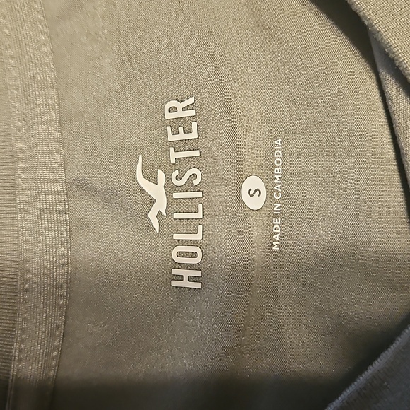 Hollister Women's Sage Green Crop Top - Picture 2 of 3